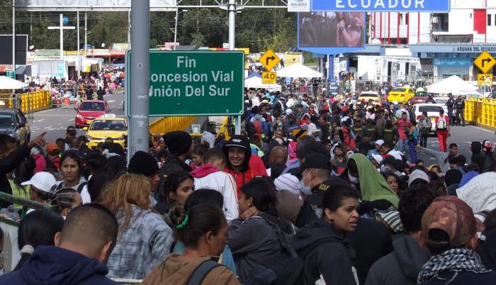 Cientos de migrantes venezolanos llegaron al puente internacional Rumichaca este domingo, en la frontera entre Colombia y Ecuador.