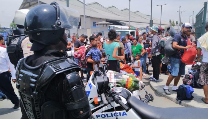 En el parque municipal, ubicado en la avenida Benjamín Rosales, permanecían alrededor de 150 ciudadanos venezolanos.