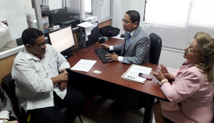 El pasado lunes, el notario Elvis Rivas acudió a la Fiscalía de Daule para rendir su versión. Tras eso, ofreció disculpas.