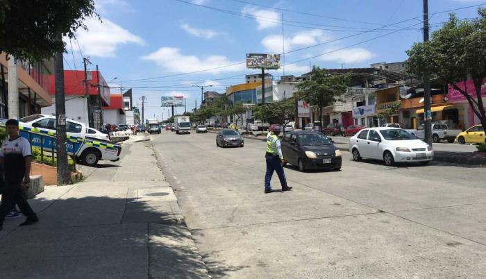 Según el presidente de la Junta barrial, Geofreo Calle, desde hace más de 15 años han solicitado la instalación de un semáforo en la avenida Las Aguas.