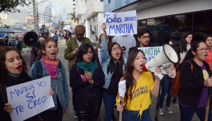 Organizaciones de mujeres se reunieron en los exteriores de la Unidad de Flagrancia.