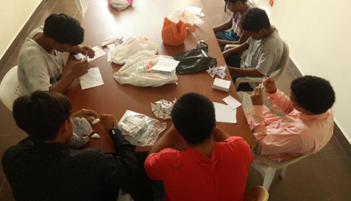 Manualidades. Hacen diferentes manualidades y reciben la visita de sus familiares cada 15 días, para divertirse y para recibir charlas grupales. Todos están allí de forma voluntaria.