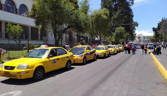 La Unión de Cooperativas de Transporte en Taxis de Pichincha puso a disposición varios de sus vehículos.