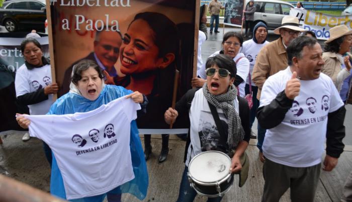 Simpatizantes de la funcionaria acudieron a la Corte a presentarle su respaldo y a exigir su liberación.