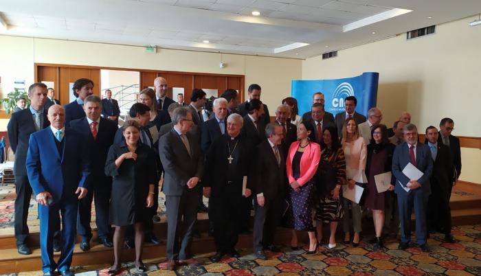 Reunión de diplomáticos de diversos países con representantes del CNE.