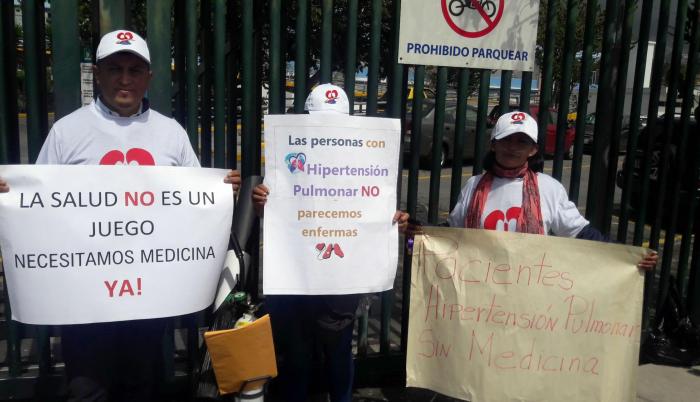 Protesta. Grupo de pacientes con hipertensión pulmonar reclaman que se les entregue medicamentos.