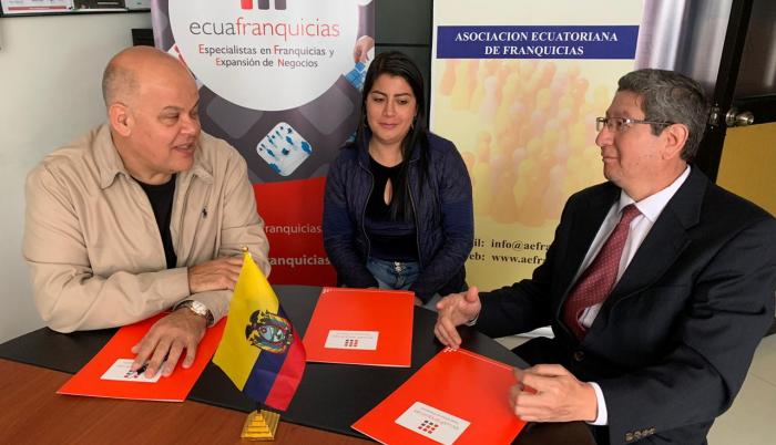 El secretario general de la Federación Iberoamericana de Franquicias, Gabriel Grasiuso; la directora ejecutiva y el presidente de la Asociación Ecuatoriana de Franquicias, Paola Montufar y Guido Santillán, respectivamente.