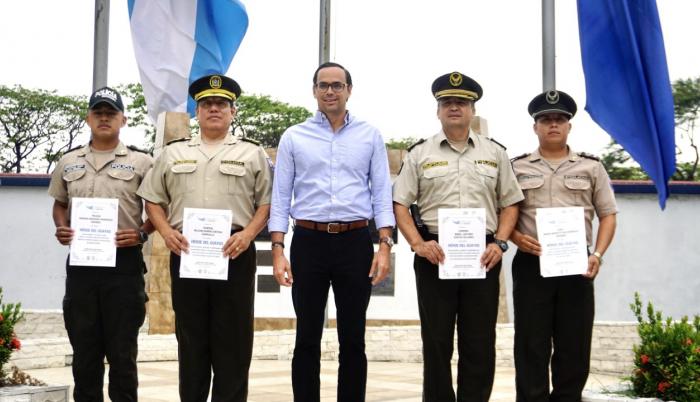 Cuatro efectivos policiales fueron condecorados con el galardón ’Héroe del Guayas’.