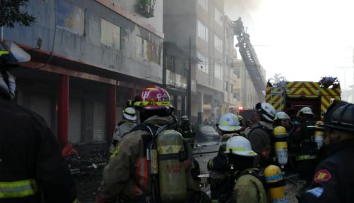 Momento en el que se presentaba este sábado el incendio en ese lugar tan concurrido del Puerto Principal. Se ve cómo los bomberos luchan contra las llamas.