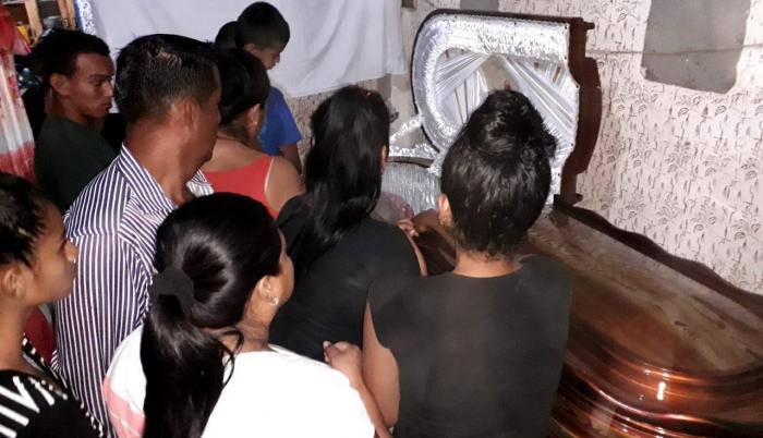 Decenas de personas se acercaron para darle el último adiós.