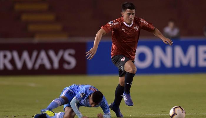 Mediocampista Fernando Gaibor (d) del Independiente de Avellaneda.