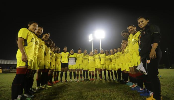 Unidad. El equipo femenino de Barcelona, dirigido por Joselyn Montaño (d), entrena en el parque Samanes.