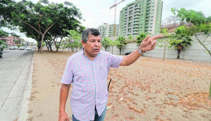Inquietud. El morador Johnny Cóndor explica las soluciones que deberían aplicarse para recuperar la utilidad del parterre de la Guillermo Cubillo.