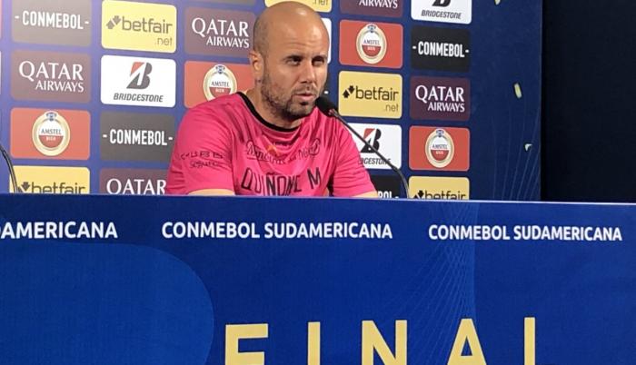 Juan Ramírez, entrenador de Independiente del Valle, luce la camiseta con el nombre de Mauri. Lo que debía ir en la espalda se lo puso en el pecho.
