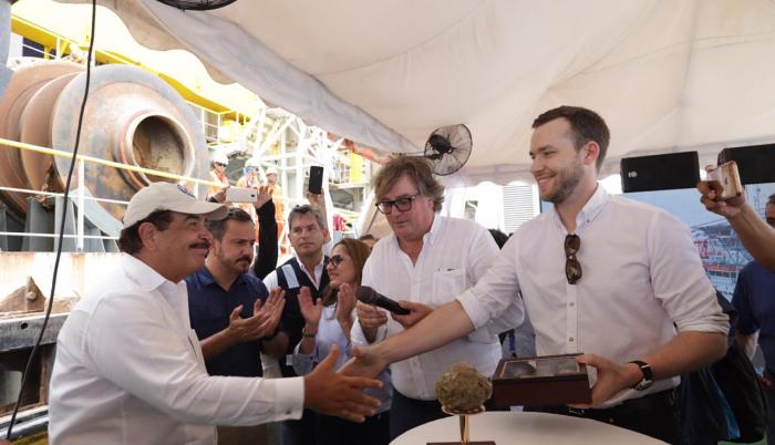 El alcalde Jaime Nebot, junto a otras autoridades, recorrió la zona marítima donde se realizan las labores de dragado.