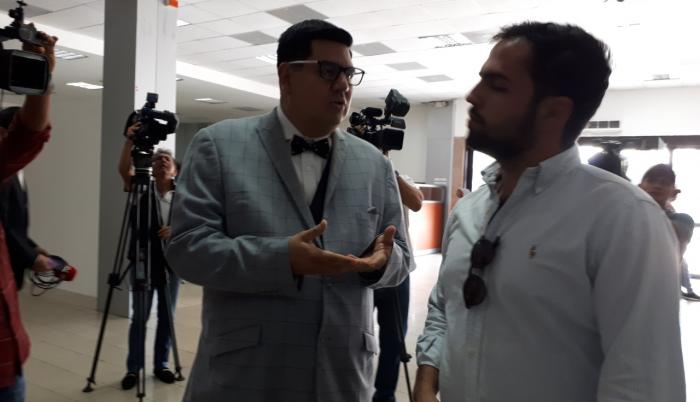 El fiscal Édgar Escobar junto con el hijo de Fausto Valdiviezo, tras la primera audiencia fallida.
