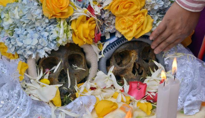 Velas y oraciones suelen acompañar al homenaje.