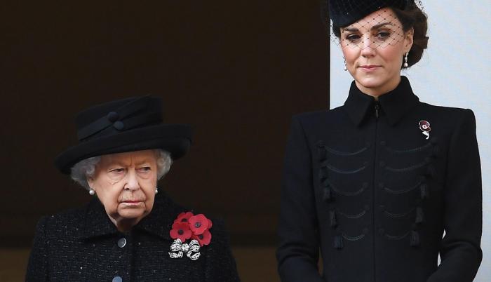 La reina Isabel II y la duquesa Kate Middleton.