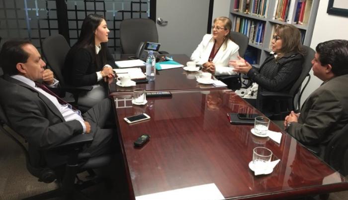 Camila Mejía, del BID (segunda desde la izq.), escucha a los representantes de la Defensoría.