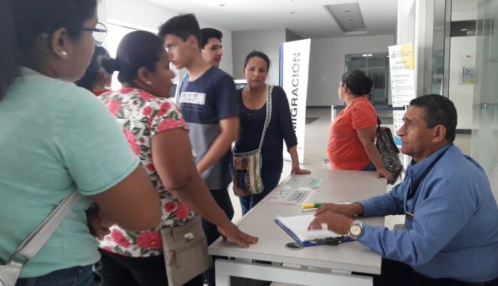 En las instalaciones de la Senescyt, en Guayaquil, decenas de bachilleres piden información sobre el proceso.
