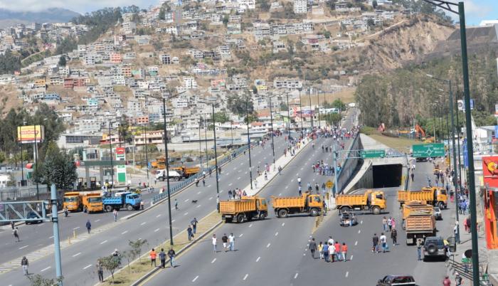 Transporte pesado bloquea las calles en Carapungo, norte de Quito.
