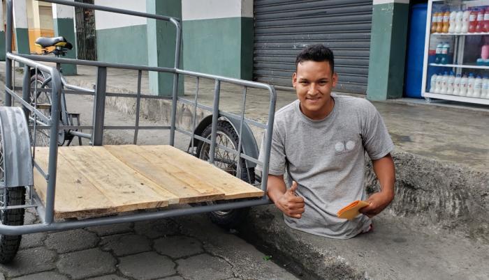 Ángel Mora fue sorprendido en La Troncal, con un triciclo y material para su negocio.