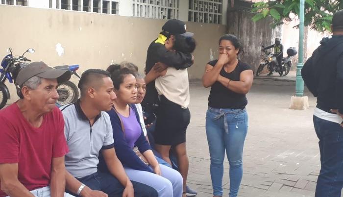 Según investigaciones, el hombre fue impactado por un carro que lo lanzó hasta una cuneta.
