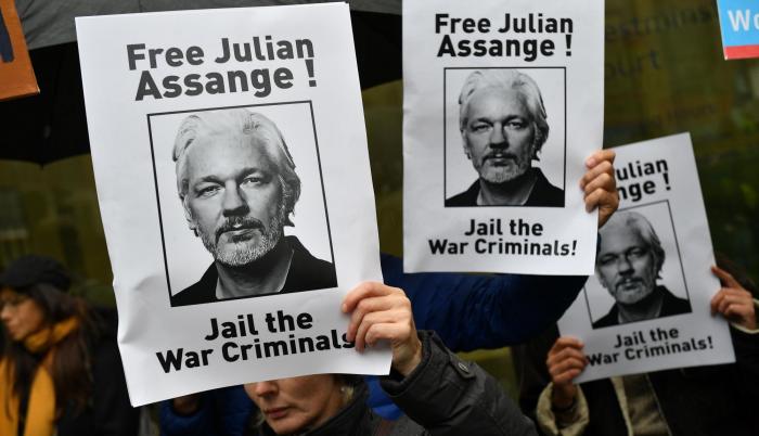 Simpatizantes de Assange piden su libertad.