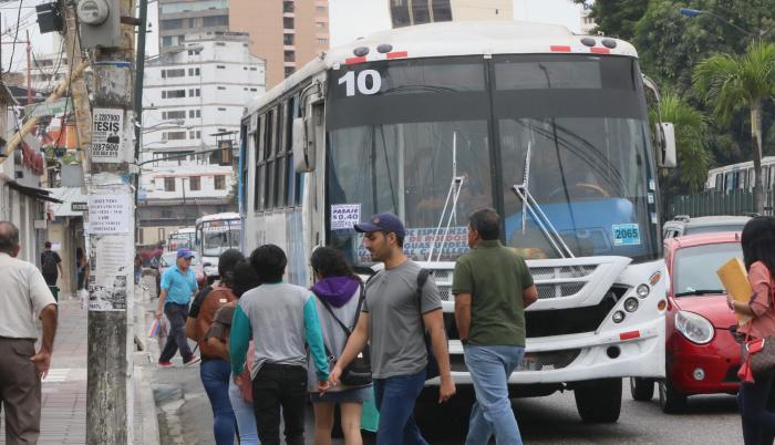 Criterio. Los pasajeros aceptan con resignación la elevación de la tarifa de la transportación pública.
