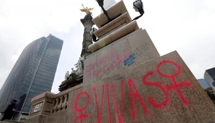 Manifestantes plasmaron consignas con aerosol sobre el monumento del Ángel de la Independencia.