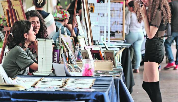 Ilustradores. Entre los 200 artistas que participan este año de la convención, constan decenas de ilustradores de distintas provincias del país. Ellos mostraron sus pinturas y figuras hechas de forma artesanal.