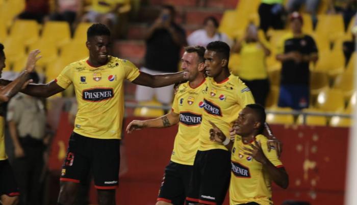 Barcelona venció 2-1 a Emelec anoche en el estadio Monumental y clasificó a la final de la Copa Alberto Spencer.