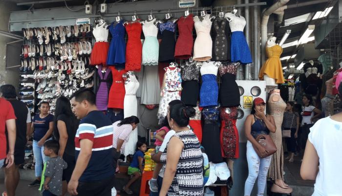 Cientos de personas aprovecharon el feriado para ir de compras. El sector de la bahía lució repleto