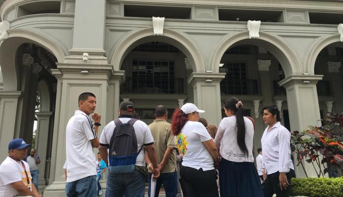 Plantón. Los dueños de clínicas acudieron con camisetas blancas para pedir que la alcaldesa los escuche.