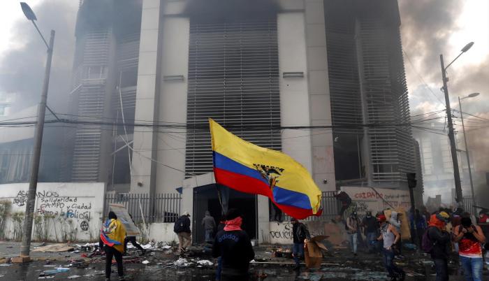 Quito. Manifestantes causaron desmanes en la sede de la Contraloría, cuando se cumplieron 10 días de protestas contra el Gobierno, el pasado 12 de octubre.