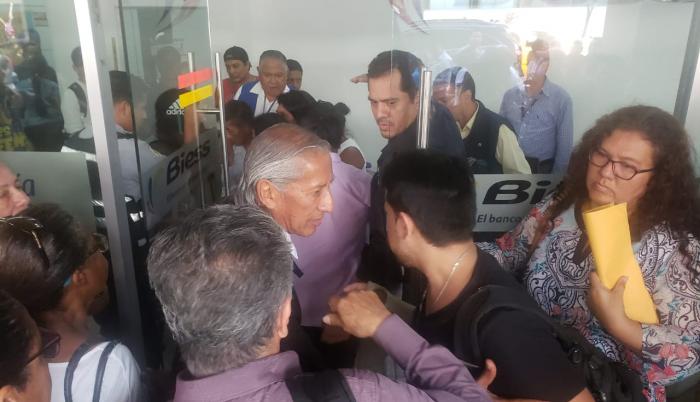 Llegada de la comisión al edificio de la Defensoría del Pueblo.