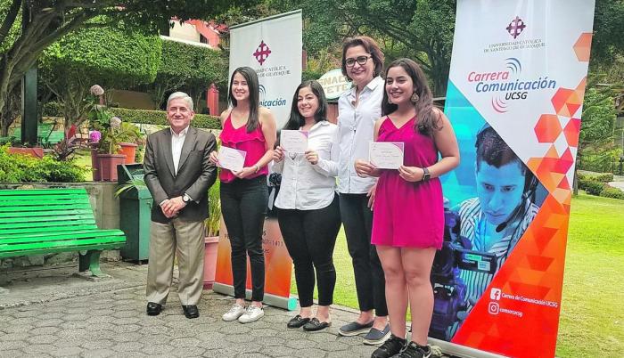 Acto. Efraín Luna, Lissette Rezabala, Daniela Molina, Carolina Andrade y Camila Solórzano, en la premiación,