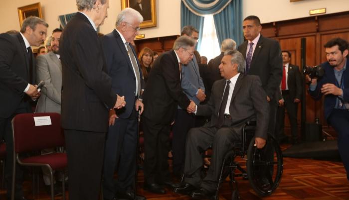 El presidente Lenín Moreno saluda con algunos exmandatarios que llegaron a la ceremonia de inauguración del seminario en la Cancillería de Quito; Fabián Alarcón le da la mano, mientras Alfredo Palacio, con un bastón en la mano izquierda, y Rodrigo Borja, 