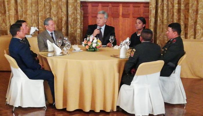 El presidente Lenín Moreno realizan su intervención durante el almuerzo en homenaje a los militares que participaron en el control durante las manifestaciones.