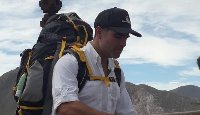 El actor ecuatoriano emprendió una travesía desde Ecuador a Chile, sin dinero, ni auto, solo con una mochila.