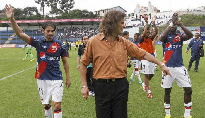 Rubén Dario Insúa y los jugadores del Deportivo Quito luego de obtener cupo al repechaje de Libertadores en diciembre de 2013.