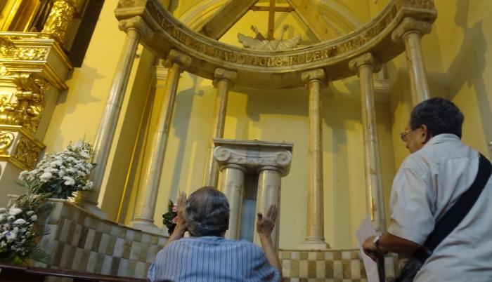 En la iglesia San Francisco, una mujer empujó la figura de Jesús del Gran Poder.