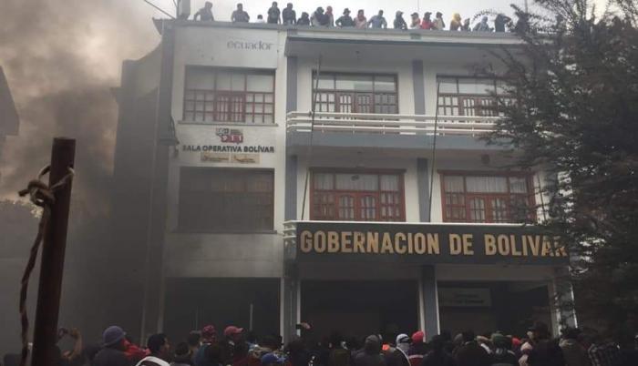 Protestas dejaron daños en el de la Gobernación en la provincia de Bolívar.