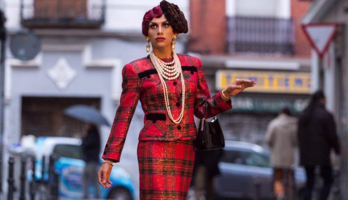 Durante una sesión fotográfica, la artista posa en una de las calles de España; luce un traje elegante.