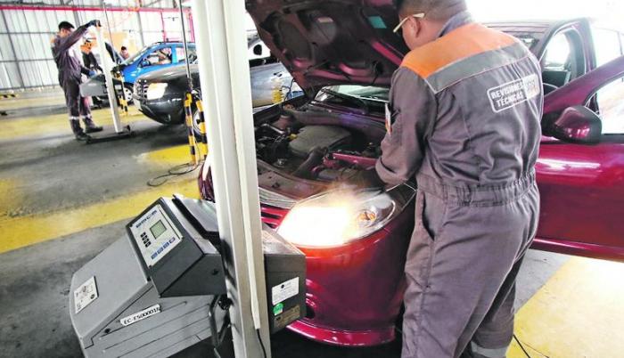 La revisión técnica vehicular es indispensable para matricular tu carro.