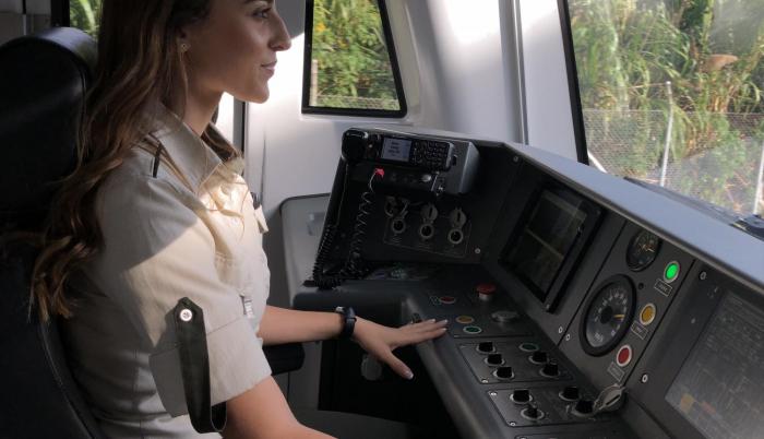 Manuela Cadavid es una de más de 200 estudiantes que conducen el Metro de Medellín durante la carrera.