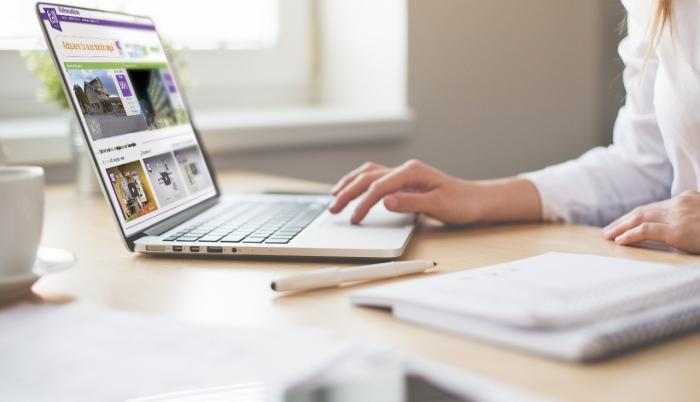 La plataforma está disponible en versión web y aplicación móvil.