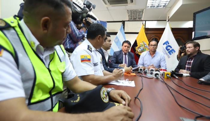 Pedido. El gobernador Pedro Pablo Duart (c) pidió al fiscal Luis Pesantes que se investiguen dos delitos.