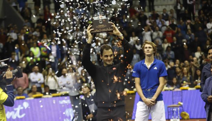 Federer levanta su trofeo como vencedor.