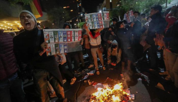 Adeptos de Carlos Mesa y Evo Morales se enfrentan en Bolivia por recuento de votos.